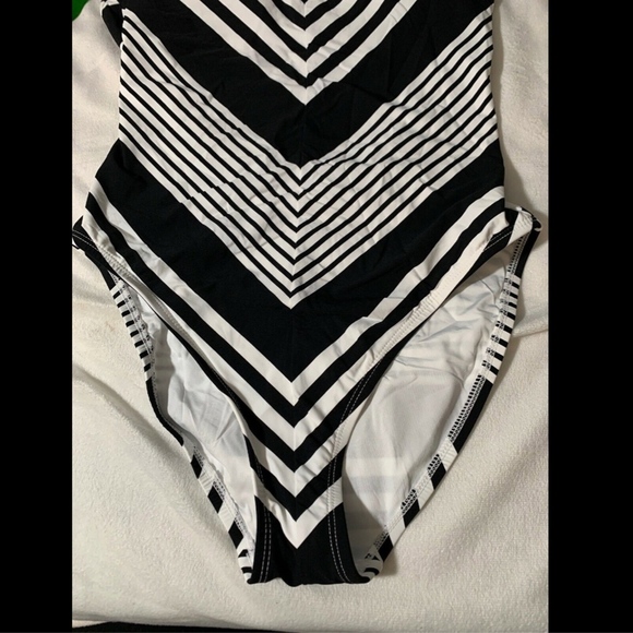 NEW $129 La Blanca Fine Line Halter One-Piece Swimsuit‎ Black-White [SZ 6 ] - Picture 4 of 8